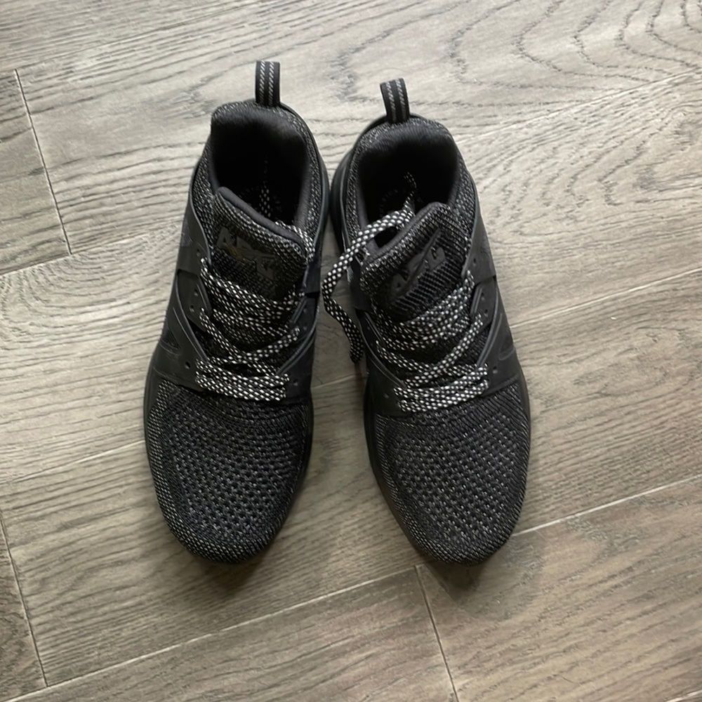 Lululemon APL Ascend W tennis shoes, size 8.5 never worn without box.
